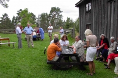 Samling utanför stugan