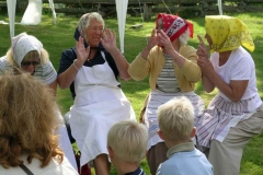 Fyra kacklande damer