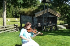 Ylva Kadin spelar fiol