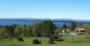 Frösön Utsikt från Sommarhagen över Storsjön och Oviksfjällen i bakgrunden.